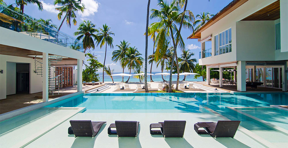 Vam in vaši družini bo všeč ta izjemno luksuzna vila na Maldivih z 24-urnim vratarjem, polnim osebjem in zasebnim kuharjem, Amilla Villa Estate