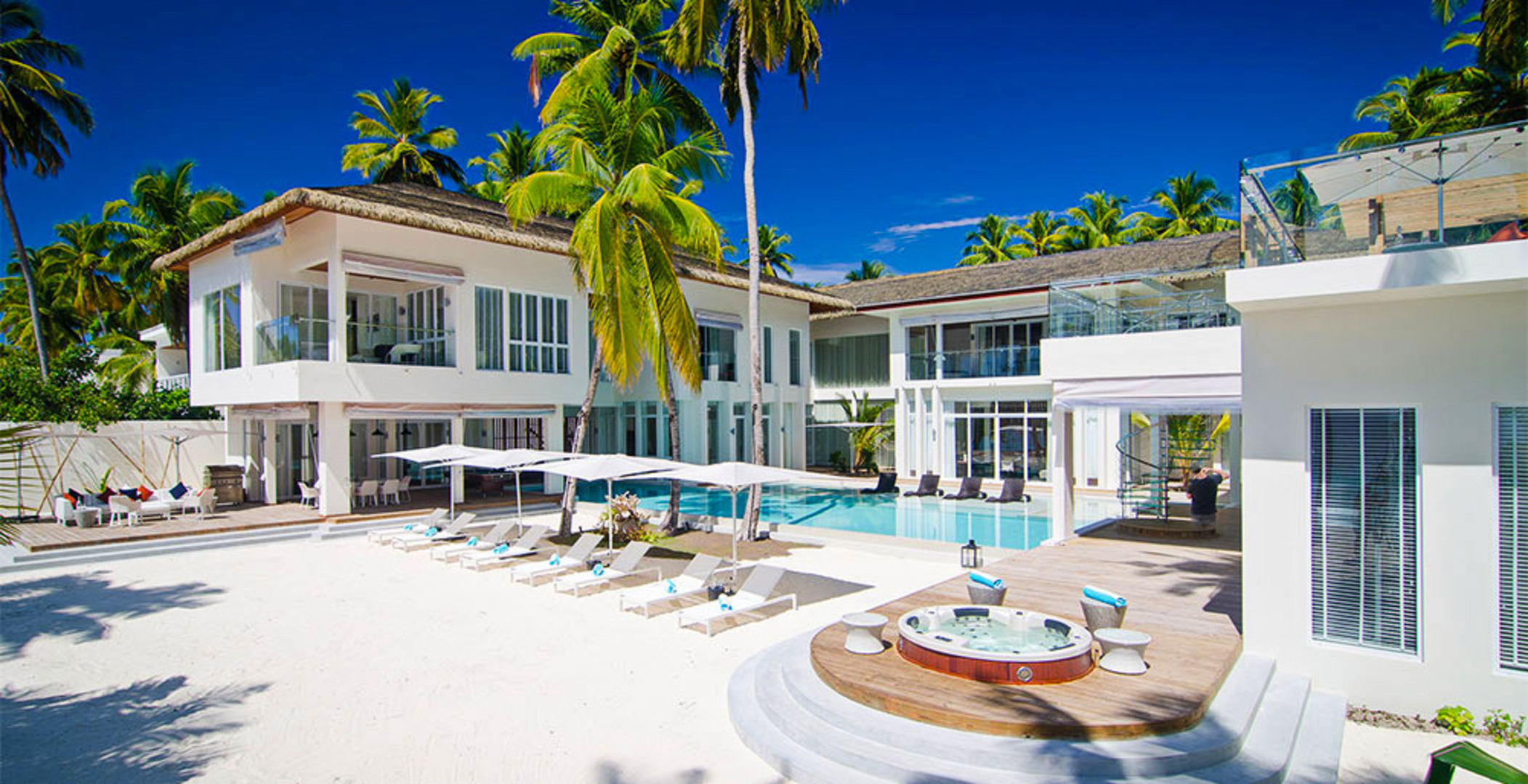 Vam in vaši družini bo všeč ta izjemno luksuzna vila na Maldivih z 24-urnim vratarjem, polnim osebjem in zasebnim kuharjem, Amilla Villa Estate