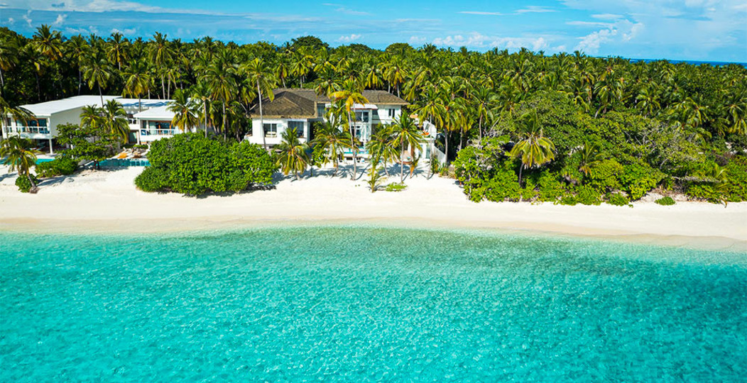 Vam in vaši družini bo všeč ta izjemno luksuzna vila na Maldivih z 24-urnim vratarjem, polnim osebjem in zasebnim kuharjem, Amilla Villa Estate