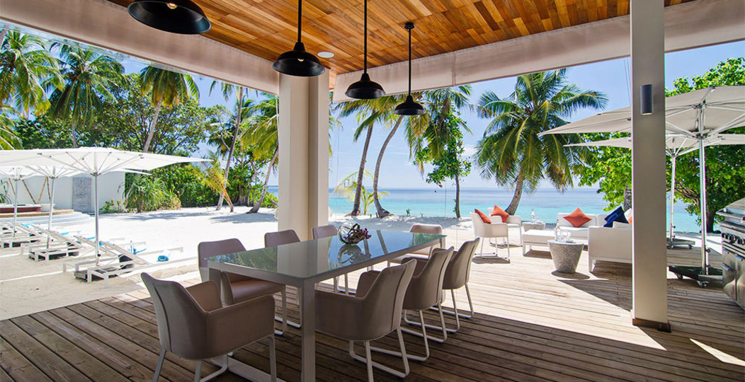 Vam in vaši družini bo všeč ta izjemno luksuzna vila na Maldivih z 24-urnim vratarjem, polnim osebjem in zasebnim kuharjem, Amilla Villa Estate