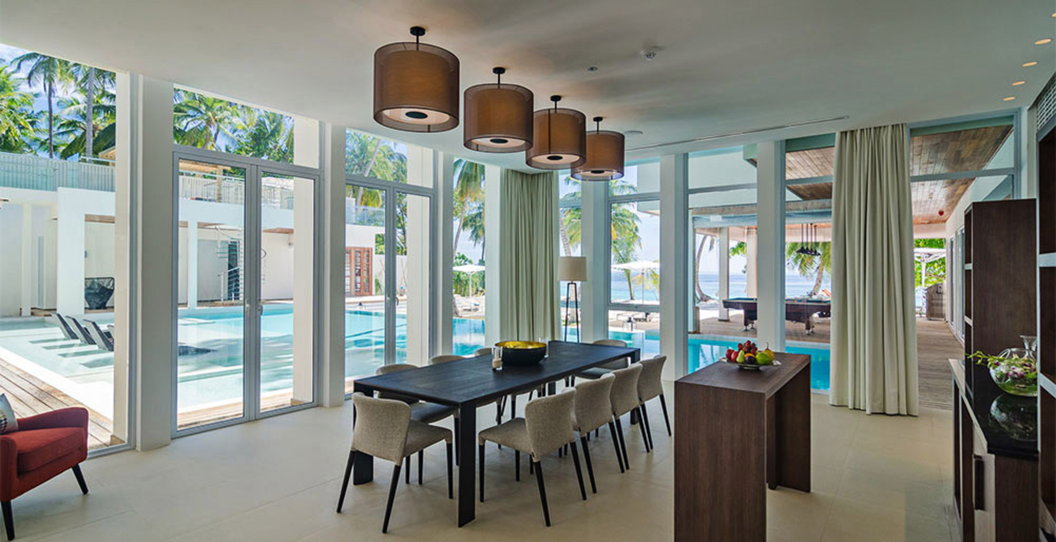 Vam in vaši družini bo všeč ta izjemno luksuzna vila na Maldivih z 24-urnim vratarjem, polnim osebjem in zasebnim kuharjem, Amilla Villa Estate