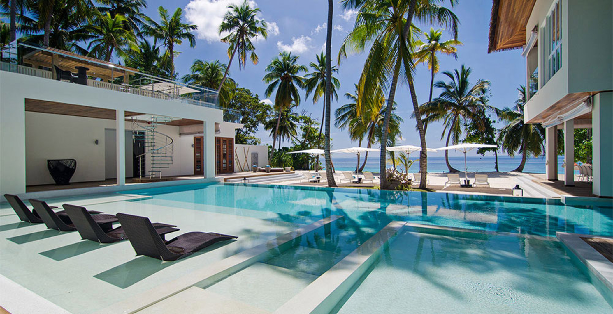 Vam in vaši družini bo všeč ta izjemno luksuzna vila na Maldivih z 24-urnim vratarjem, polnim osebjem in zasebnim kuharjem, Amilla Villa Estate