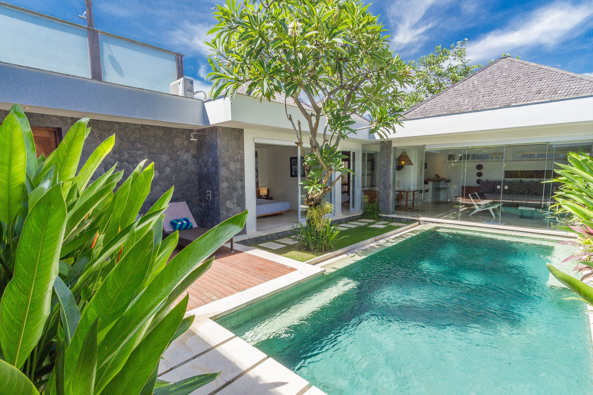 Kako najeti lastno zasebno luksuzno počitniško vilo v Seminyaku za manj kot osnovni hotel, Bali Villa 1146