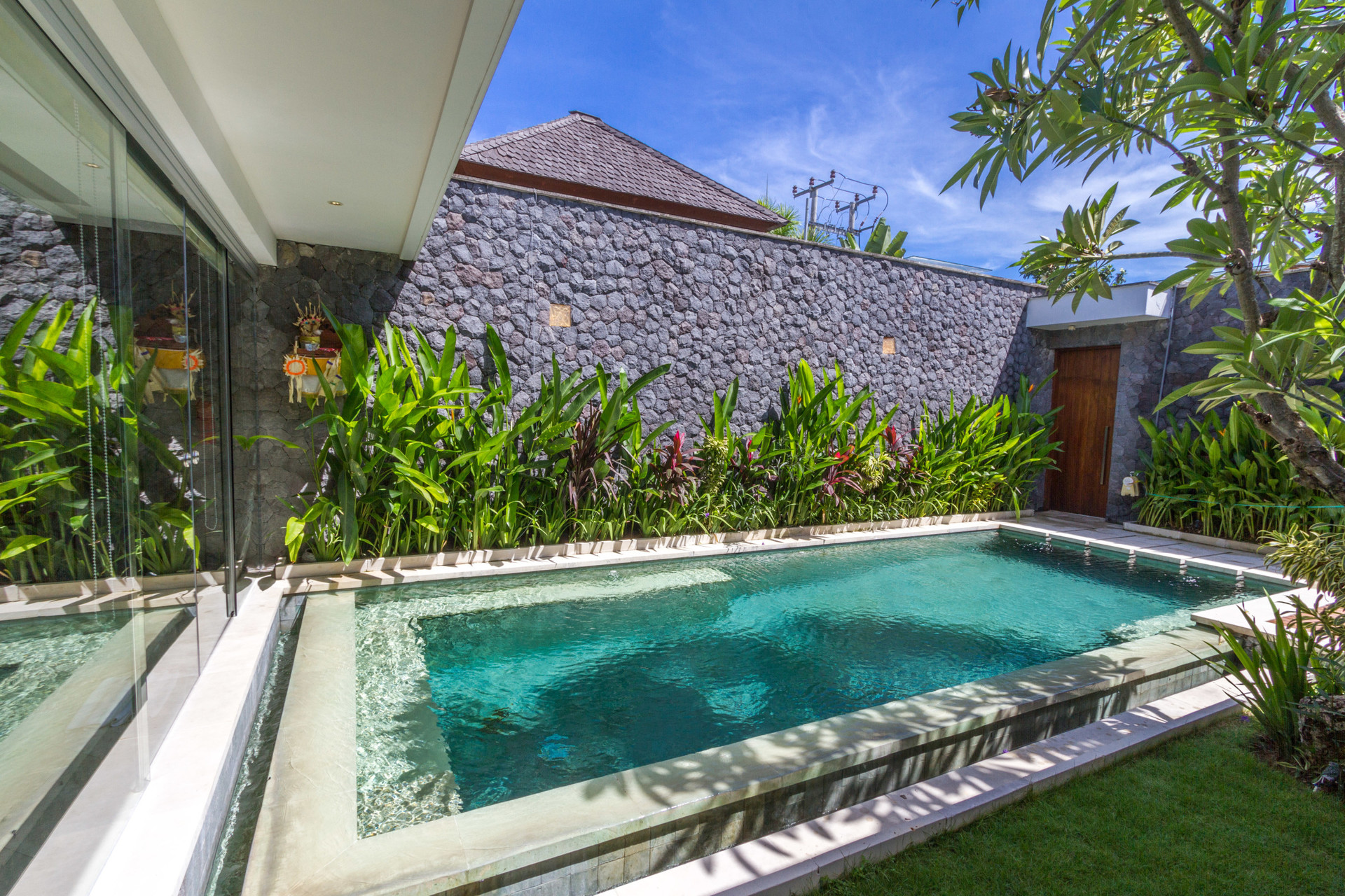 Kako najeti lastno zasebno luksuzno počitniško vilo v Seminyaku za manj kot osnovni hotel, Bali Villa 1146
