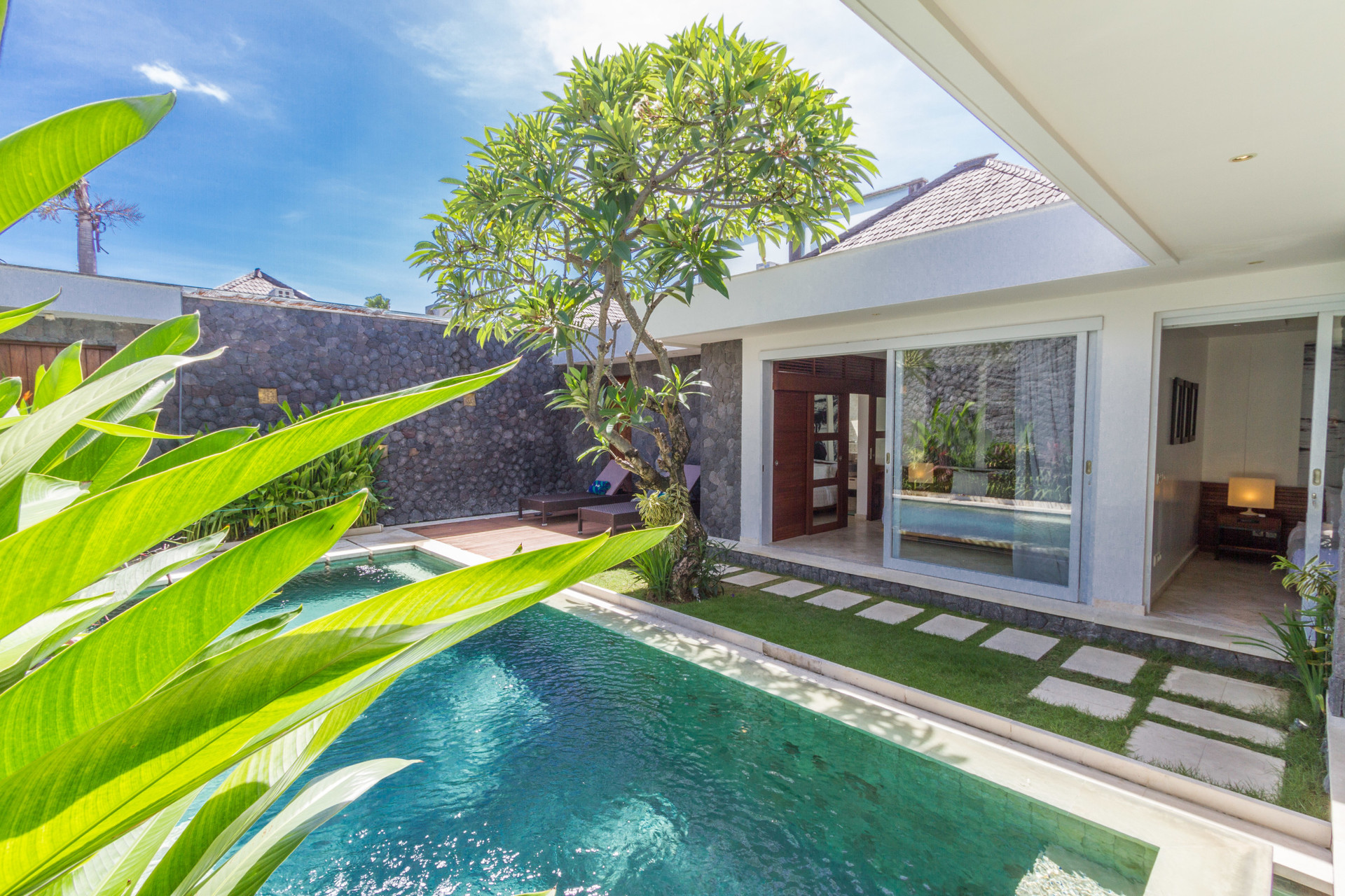 Kako najeti lastno zasebno luksuzno počitniško vilo v Seminyaku za manj kot osnovni hotel, Bali Villa 1146