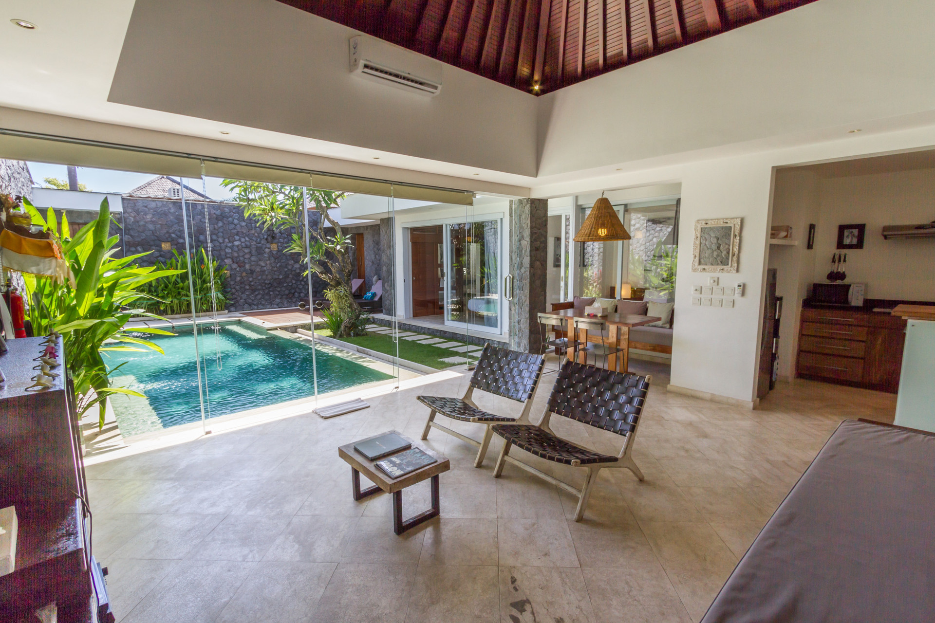 Kako najeti lastno zasebno luksuzno počitniško vilo v Seminyaku za manj kot osnovni hotel, Bali Villa 1146