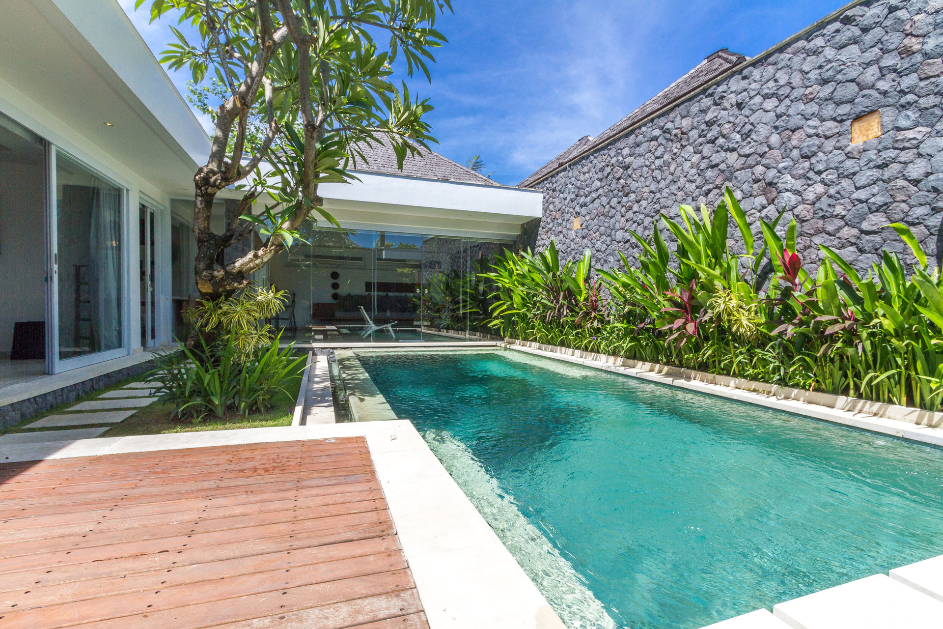 Kako najeti lastno zasebno luksuzno počitniško vilo v Seminyaku za manj kot osnovni hotel, Bali Villa 1146