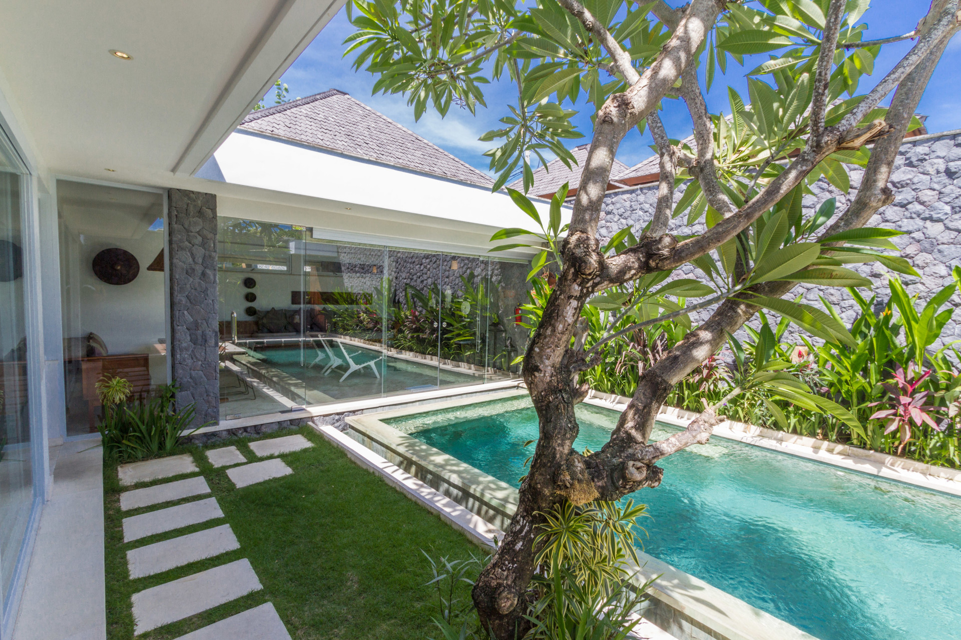 Kako najeti lastno zasebno luksuzno počitniško vilo v Seminyaku za manj kot osnovni hotel, Bali Villa 1146