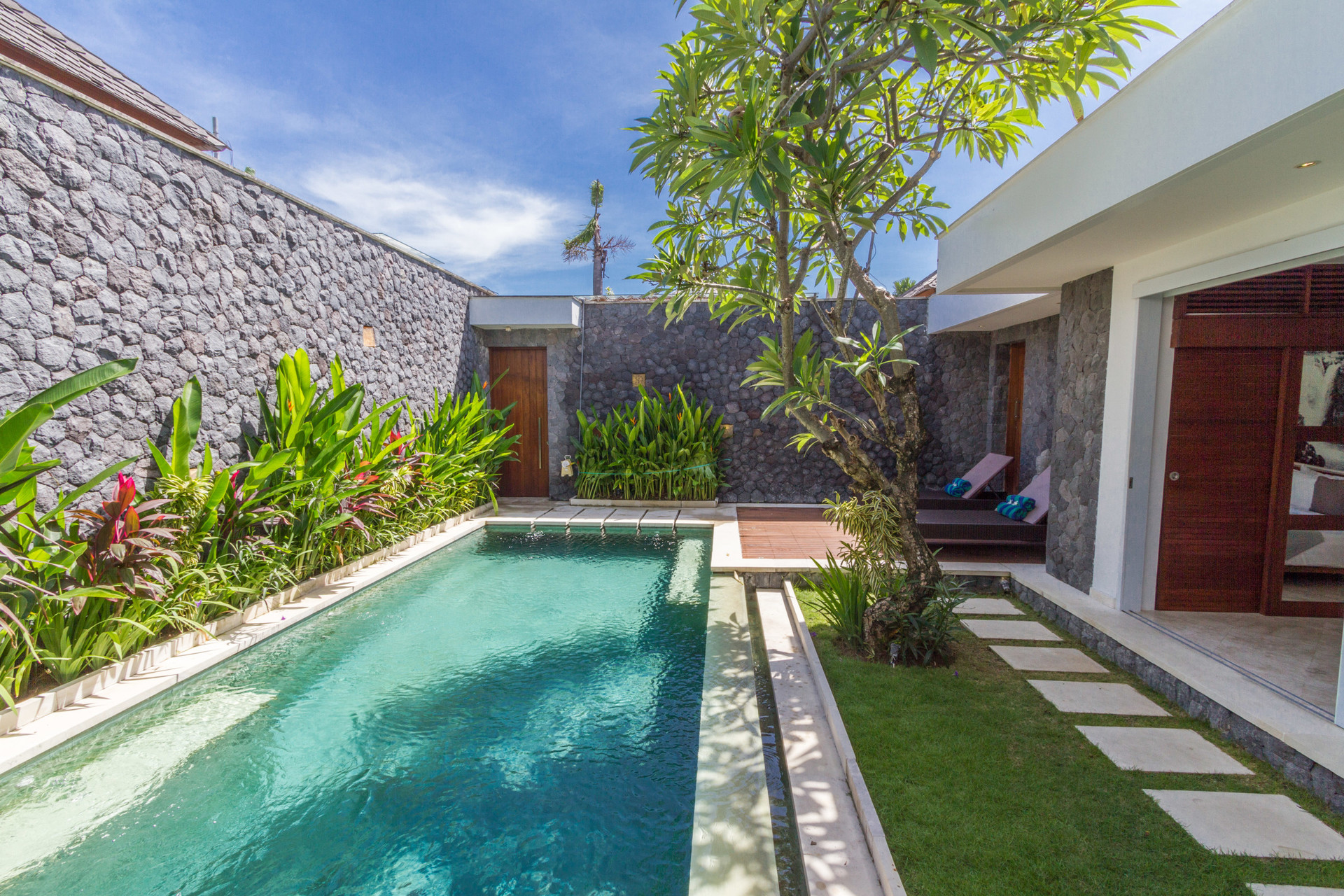 Kako najeti lastno zasebno luksuzno počitniško vilo v Seminyaku za manj kot osnovni hotel, Bali Villa 1146