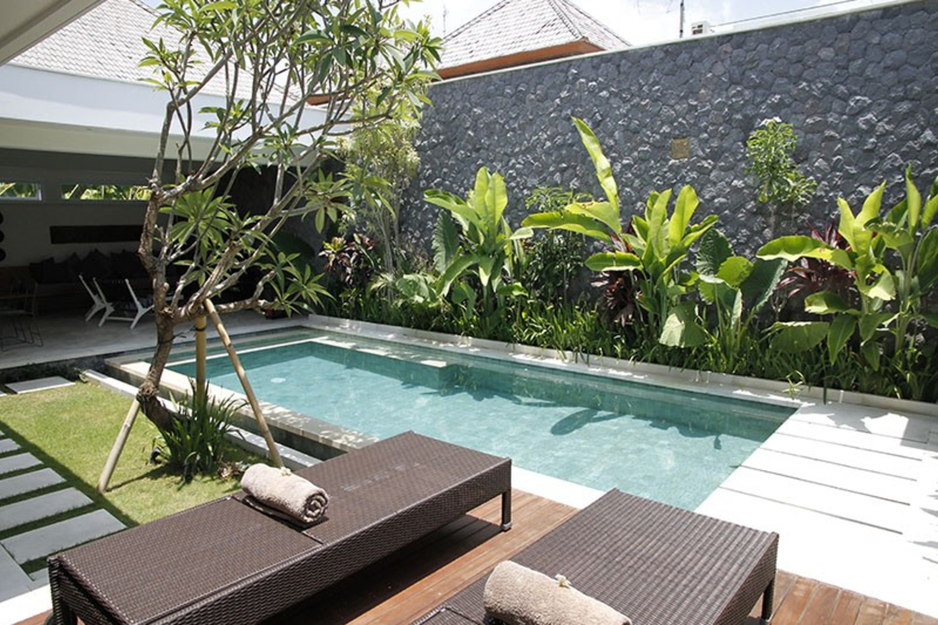 Predstavljajte si najem luksuzne počitniške vile z 2 spalnicama v bližini glavnih znamenitosti Seminyaka, Bali Villa 1147