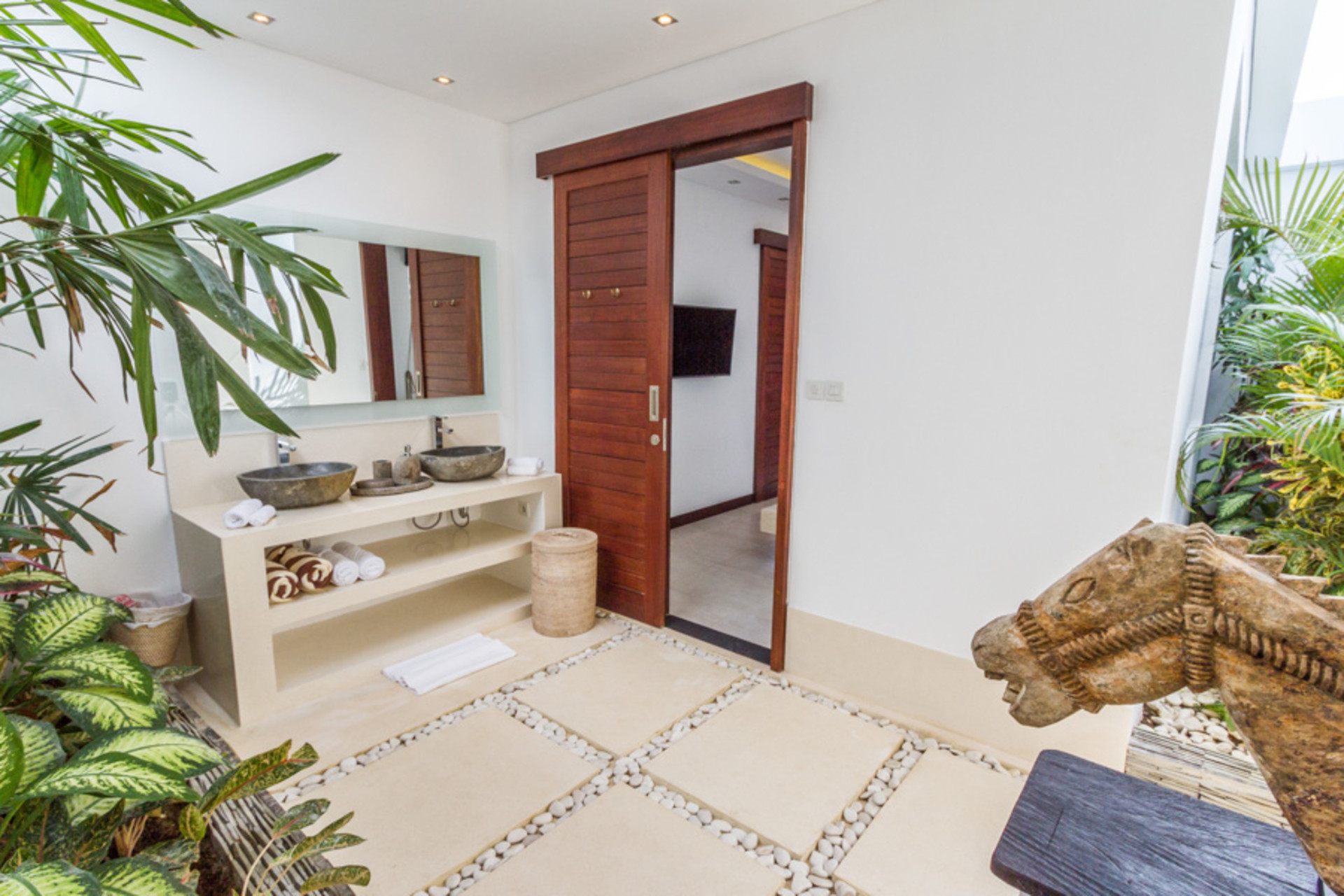 Popoln vodnik za najem vaše ekskluzivne počitniške vile v Seminyaku z zasebnim bazenom in polnim osebjem, Bali Villa 1156