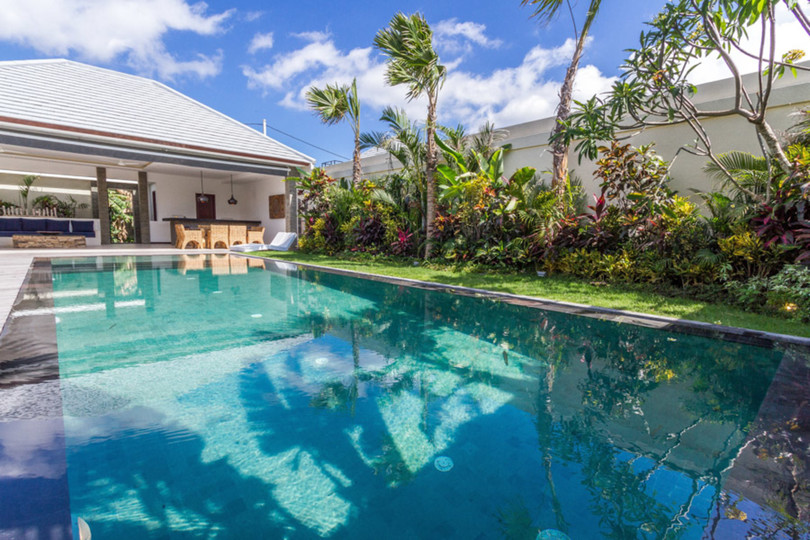 Popoln vodnik za najem vaše ekskluzivne počitniške vile v Seminyaku z zasebnim bazenom in polnim osebjem, Bali Villa 1156