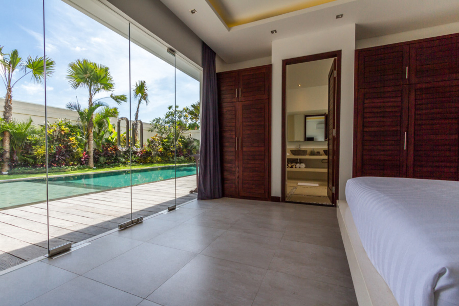 Popoln vodnik za najem vaše ekskluzivne počitniške vile v Seminyaku z zasebnim bazenom in polnim osebjem, Bali Villa 1156