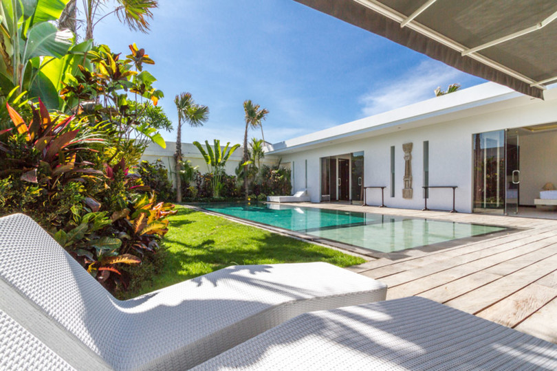 Predstavljajte si, da vaša družina najame luksuzno počitniško vilo s 3 spalnicami v bližini glavnih znamenitosti Seminyaka, Bali Villa 1157