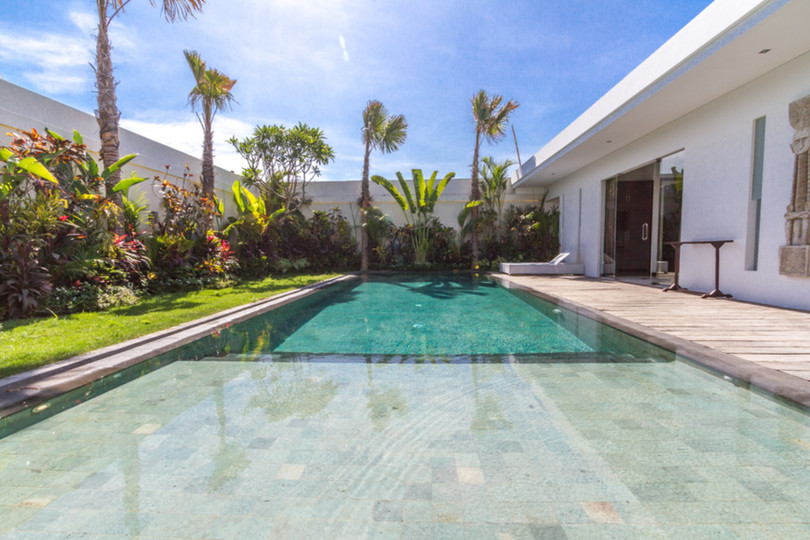 Predstavljajte si, da vaša družina najame luksuzno počitniško vilo s 3 spalnicami v bližini glavnih znamenitosti Seminyaka, Bali Villa 1157