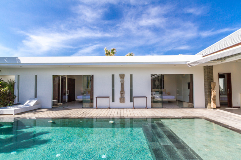Predstavljajte si, da vaša družina najame luksuzno počitniško vilo s 3 spalnicami v bližini glavnih znamenitosti Seminyaka, Bali Villa 1157
