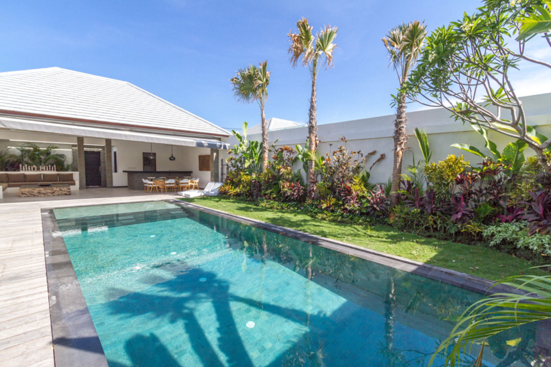 Predstavljajte si, da vaša družina najame luksuzno počitniško vilo s 3 spalnicami v bližini glavnih znamenitosti Seminyaka, Bali Villa 1157