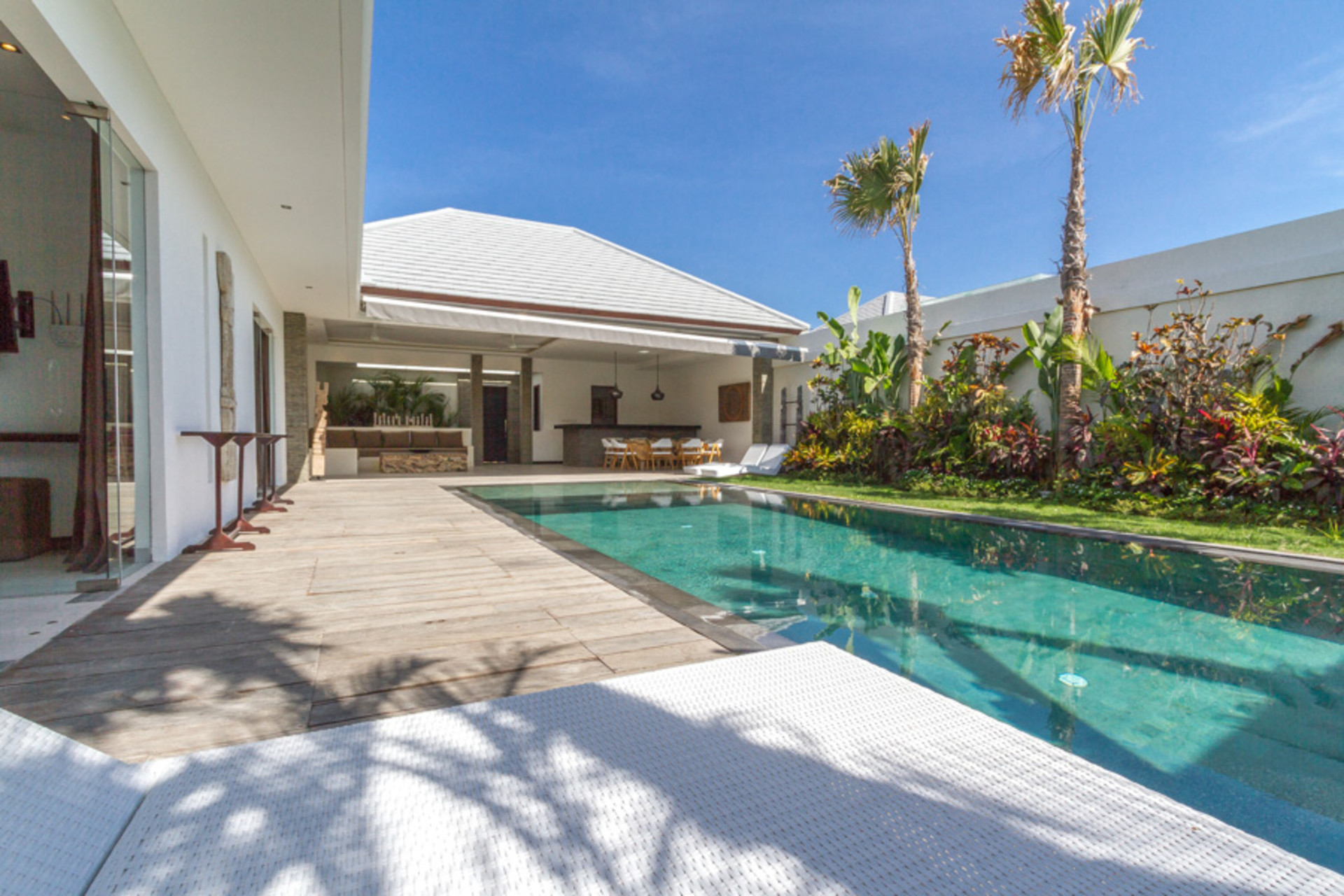 Predstavljajte si, da vaša družina najame luksuzno počitniško vilo s 3 spalnicami v bližini glavnih znamenitosti Seminyaka, Bali Villa 1157