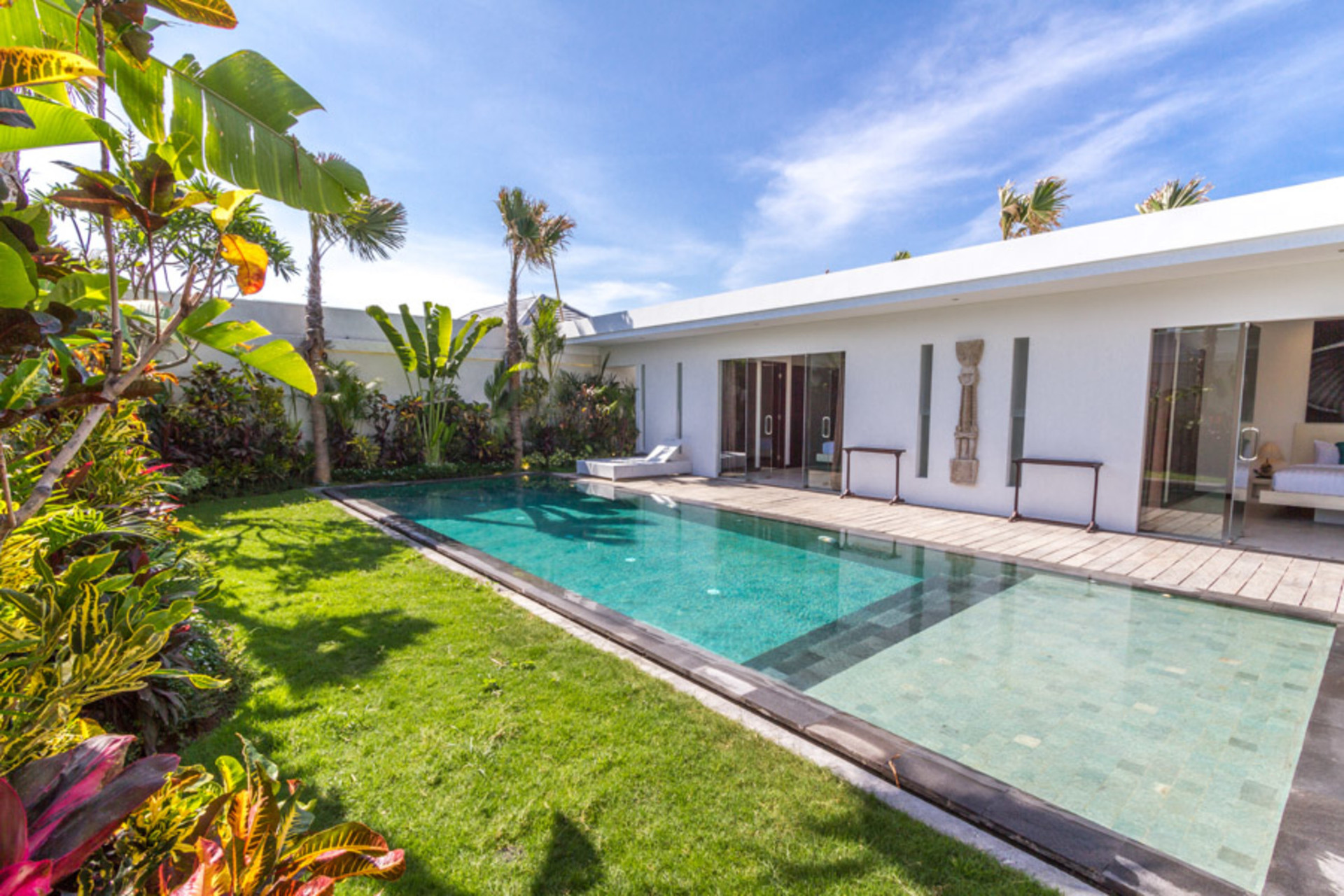 Predstavljajte si, da vaša družina najame luksuzno počitniško vilo s 3 spalnicami v bližini glavnih znamenitosti Seminyaka, Bali Villa 1157
