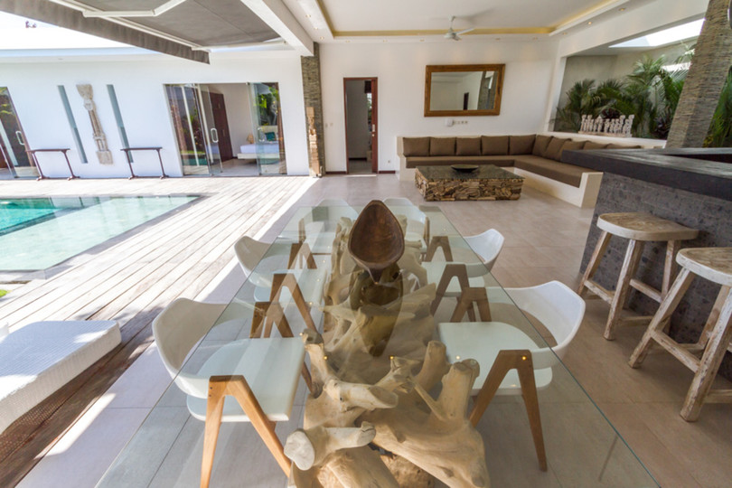 Predstavljajte si, da vaša družina najame luksuzno počitniško vilo s 3 spalnicami v bližini glavnih znamenitosti Seminyaka, Bali Villa 1157