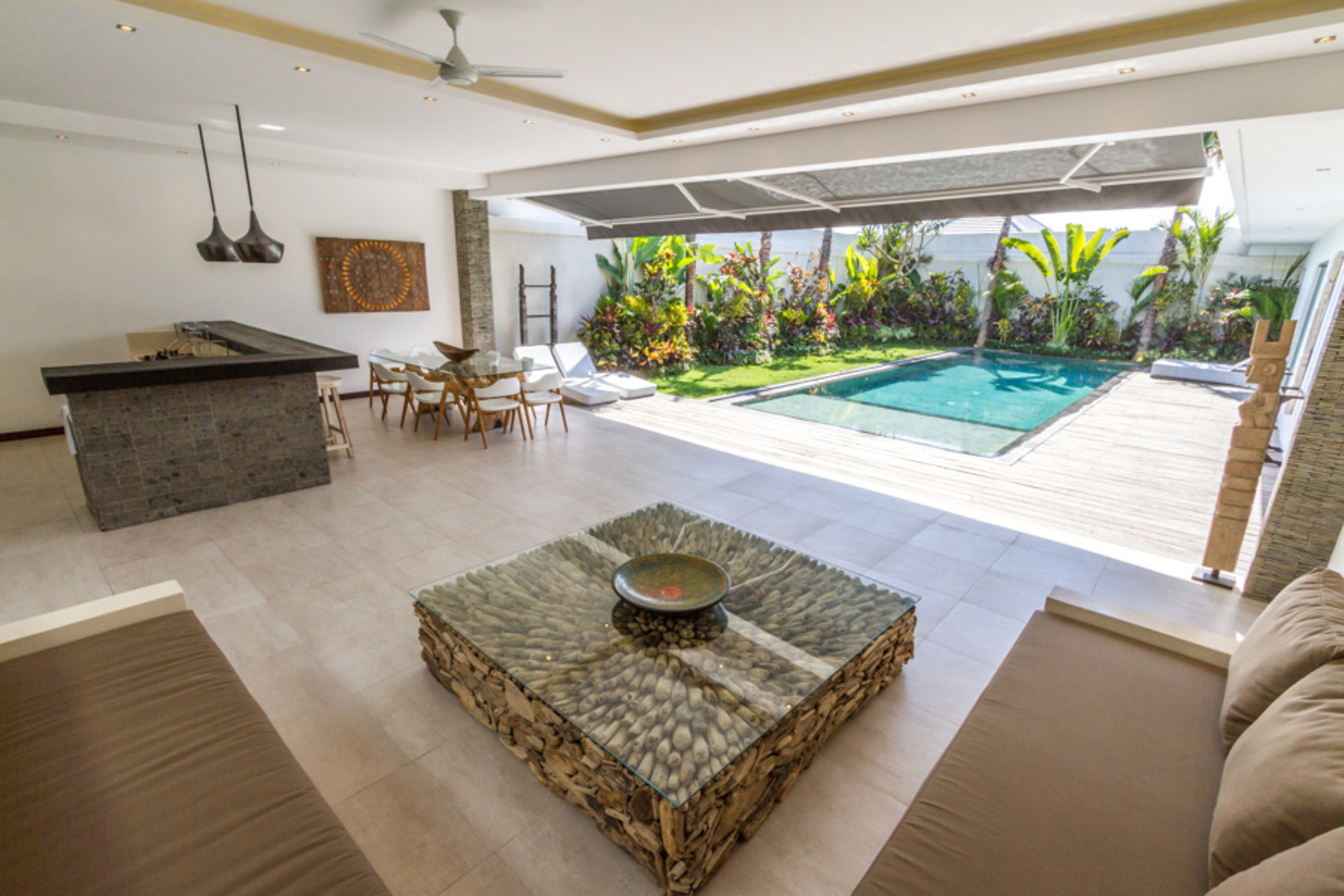 Predstavljajte si, da vaša družina najame luksuzno počitniško vilo s 3 spalnicami v bližini glavnih znamenitosti Seminyaka, Bali Villa 1157