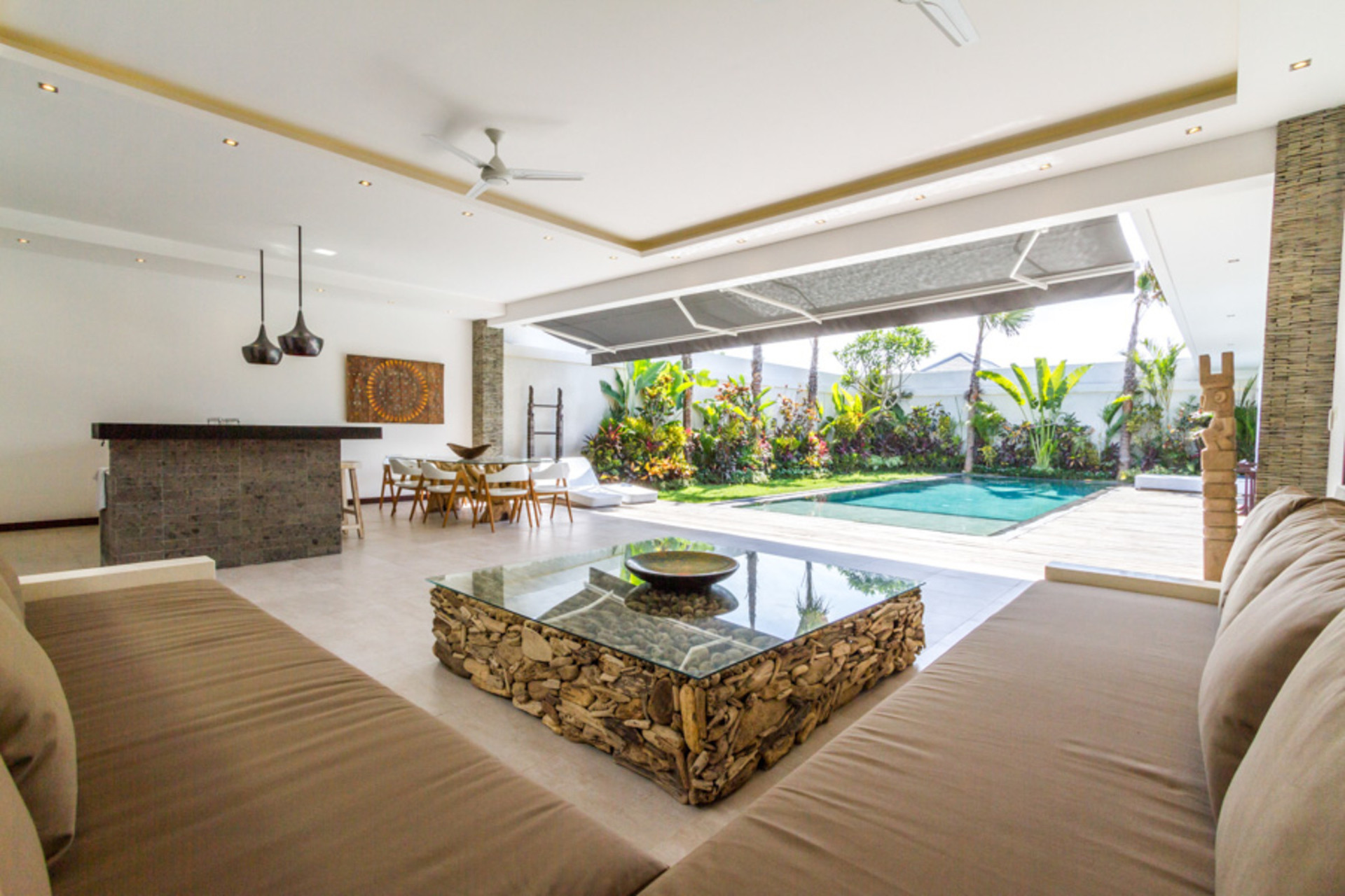 Predstavljajte si, da vaša družina najame luksuzno počitniško vilo s 3 spalnicami v bližini glavnih znamenitosti Seminyaka, Bali Villa 1157