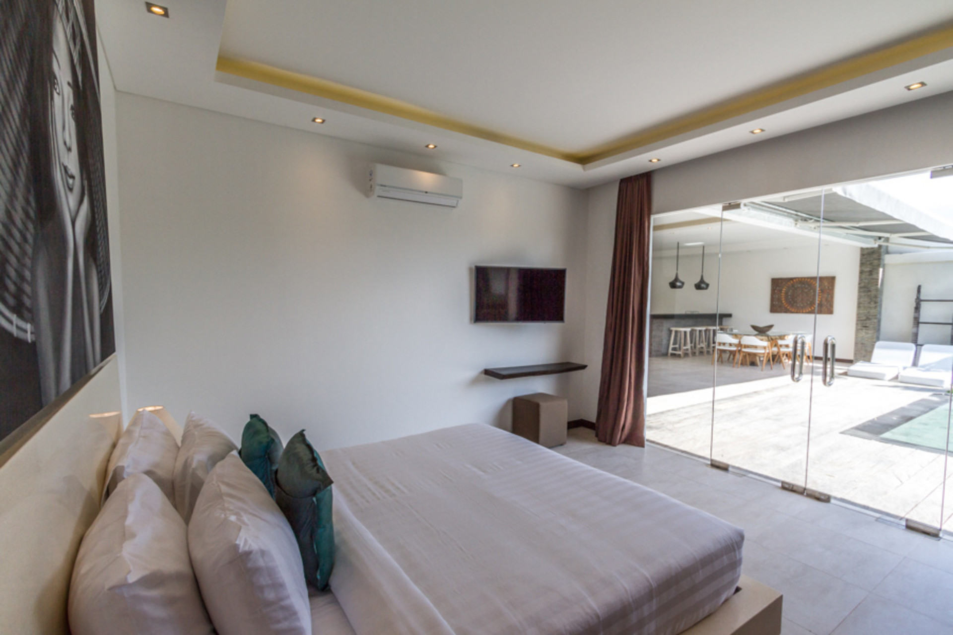 Predstavljajte si, da vaša družina najame luksuzno počitniško vilo s 3 spalnicami v bližini glavnih znamenitosti Seminyaka, Bali Villa 1157