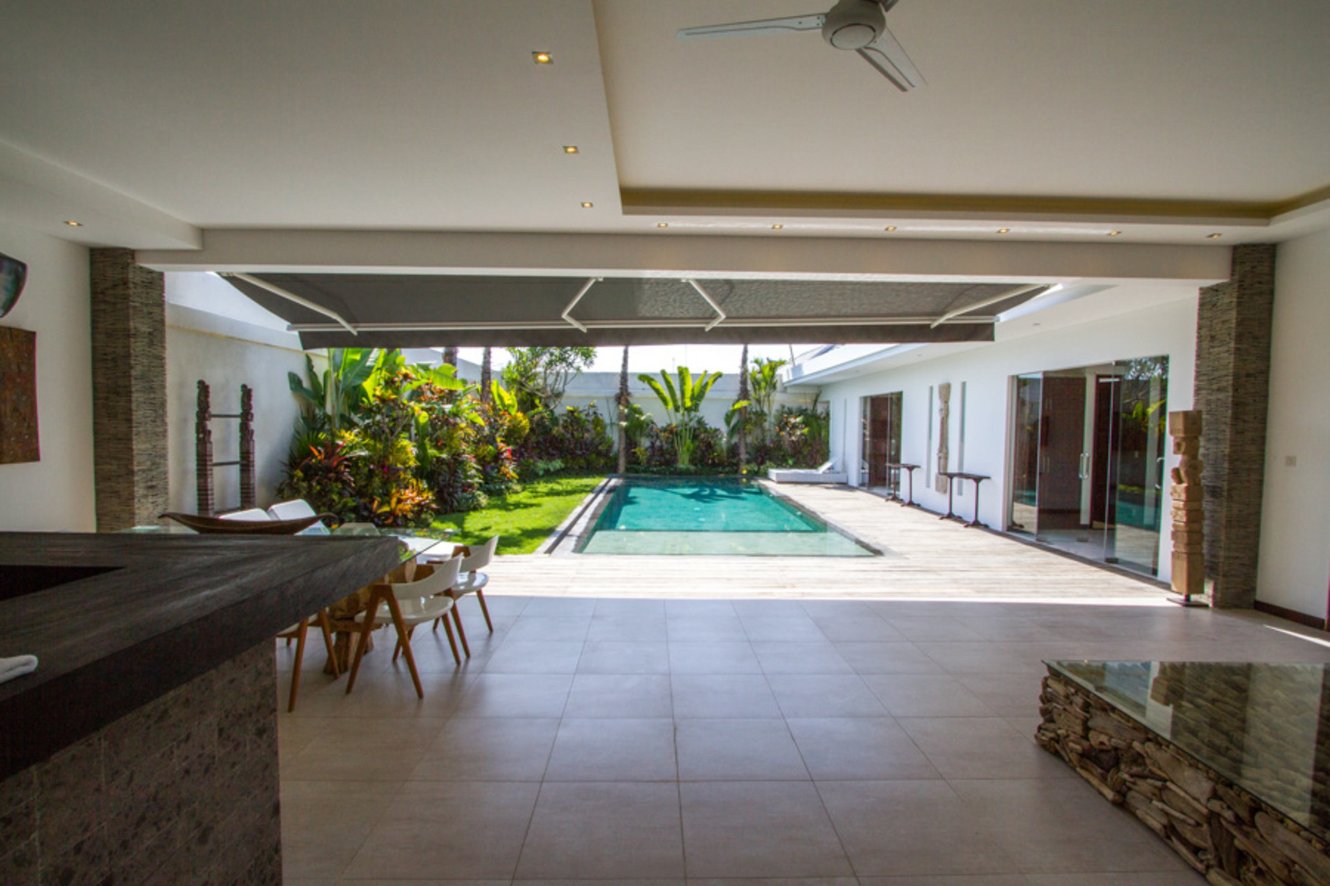 Predstavljajte si, da vaša družina najame luksuzno počitniško vilo s 3 spalnicami v bližini glavnih znamenitosti Seminyaka, Bali Villa 1157