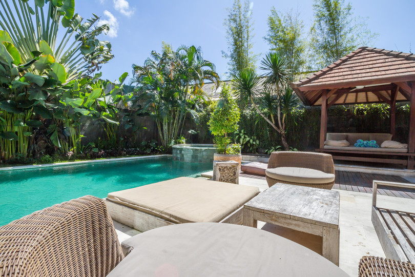 Predstavljajte si, da vaša družina najame luksuzno počitniško vilo s 5 spalnicami blizu glavnih znamenitosti Seminyaka, Bali Villa 1167