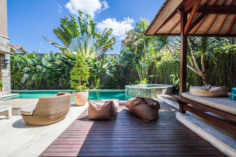 Predstavljajte si, da vaša družina najame luksuzno počitniško vilo s 5 spalnicami blizu glavnih znamenitosti Seminyaka, Bali Villa 1167