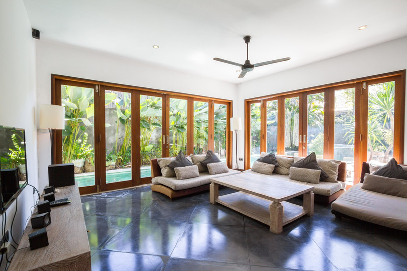 Predstavljajte si, da vaša družina najame luksuzno počitniško vilo s 5 spalnicami blizu glavnih znamenitosti Seminyaka, Bali Villa 1167