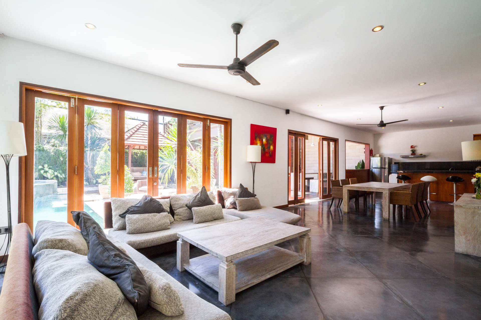 Predstavljajte si, da vaša družina najame luksuzno počitniško vilo s 5 spalnicami blizu glavnih znamenitosti Seminyaka, Bali Villa 1167
