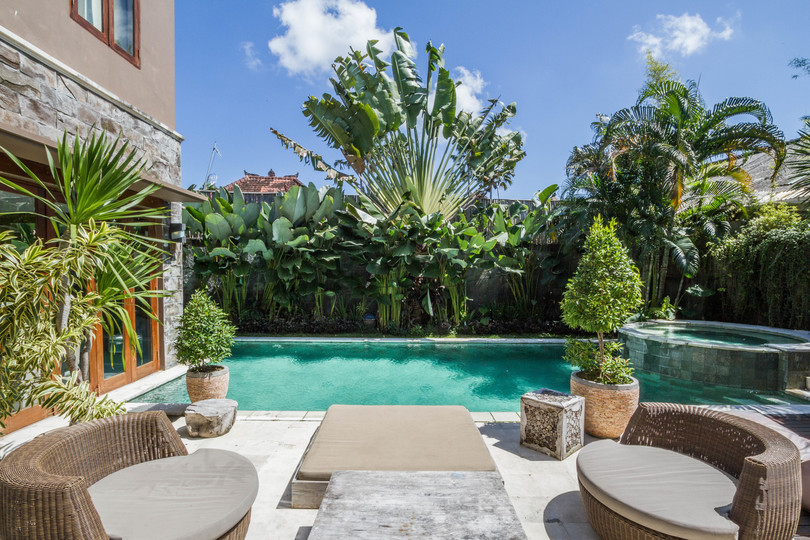 Predstavljajte si, da vaša družina najame luksuzno počitniško vilo s 5 spalnicami blizu glavnih znamenitosti Seminyaka, Bali Villa 1167