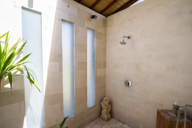 Predstavljajte si, da vaša družina najame luksuzno počitniško vilo s 5 spalnicami blizu glavnih znamenitosti Seminyaka, Bali Villa 1167