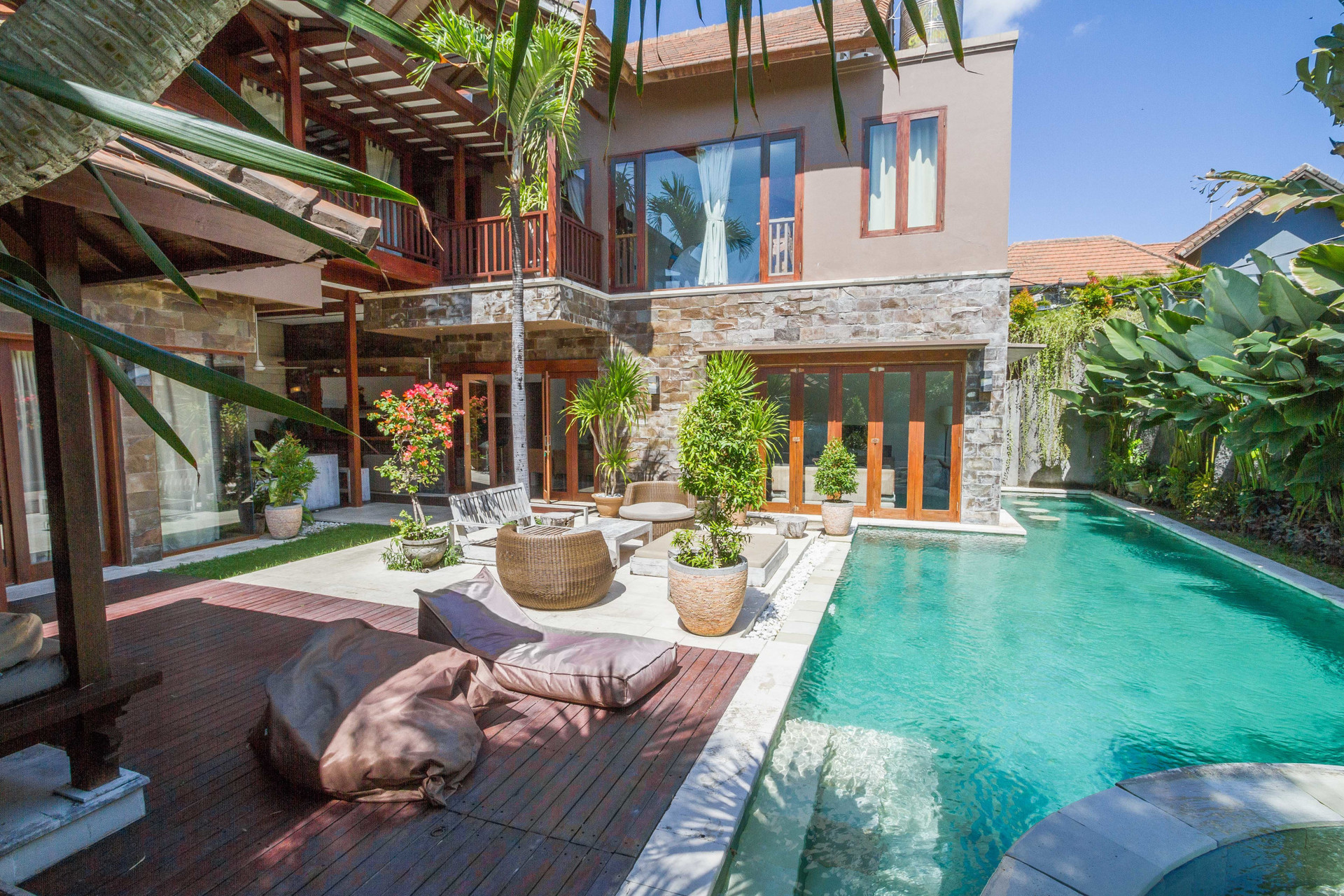 Predstavljajte si, da vaša družina najame luksuzno počitniško vilo s 5 spalnicami blizu glavnih znamenitosti Seminyaka, Bali Villa 1167