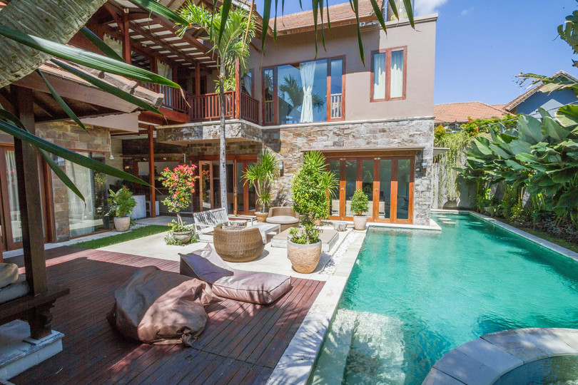 Predstavljajte si, da vaša družina najame luksuzno počitniško vilo s 5 spalnicami blizu glavnih znamenitosti Seminyaka, Bali Villa 1167