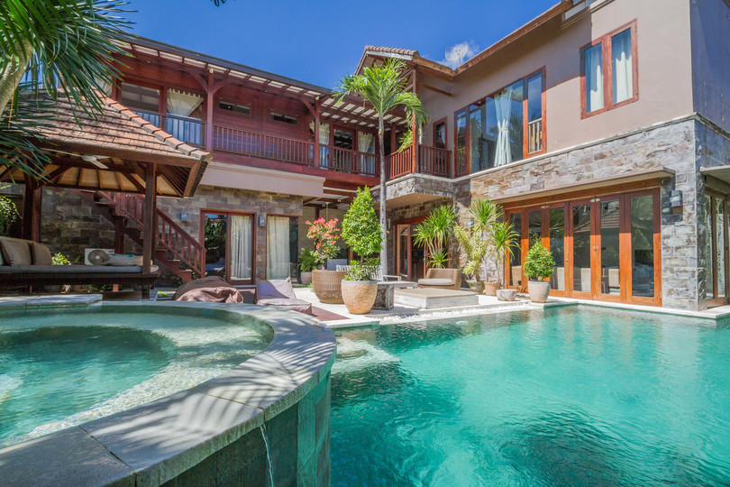 Predstavljajte si, da vaša družina najame luksuzno počitniško vilo s 5 spalnicami blizu glavnih znamenitosti Seminyaka, Bali Villa 1167