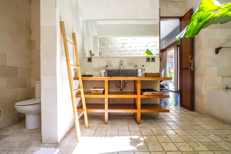 Predstavljajte si, da vaša družina najame luksuzno počitniško vilo s 5 spalnicami blizu glavnih znamenitosti Seminyaka, Bali Villa 1167