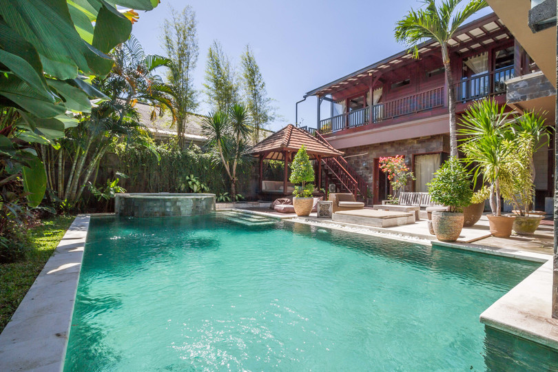 Predstavljajte si, da vaša družina najame luksuzno počitniško vilo s 5 spalnicami blizu glavnih znamenitosti Seminyaka, Bali Villa 1167