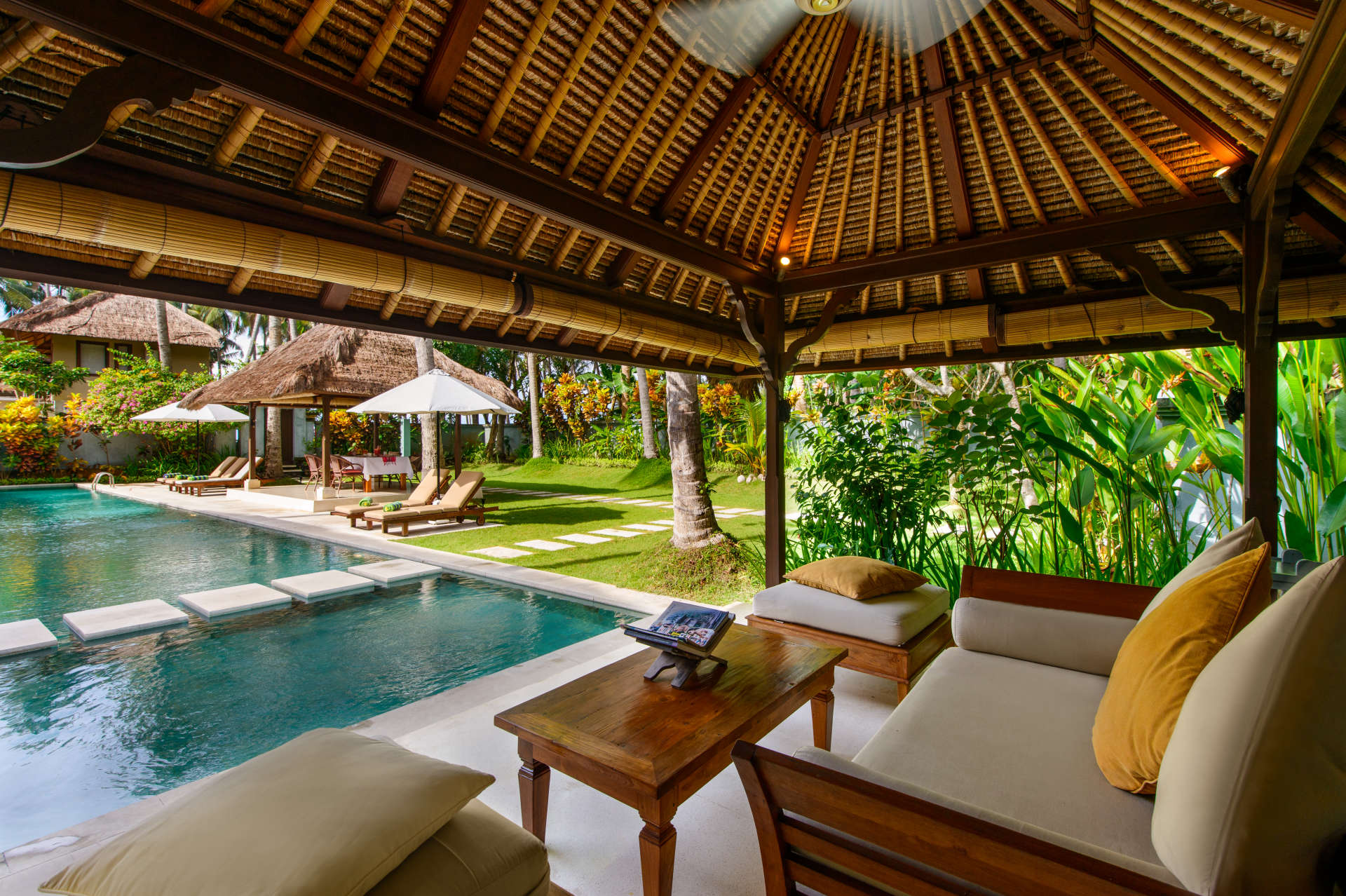 Najboljša počitniška vila s 5 zvezdicami v Candidasi z zasebnim bazenom in polnim osebjem, Villa Bali 2015
