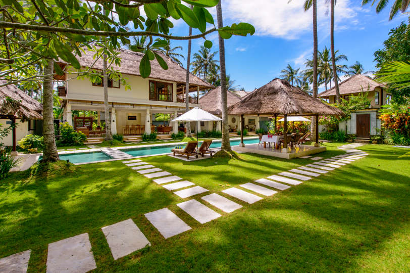 Najboljša počitniška vila s 5 zvezdicami v Candidasi z zasebnim bazenom in polnim osebjem, Villa Bali 2015