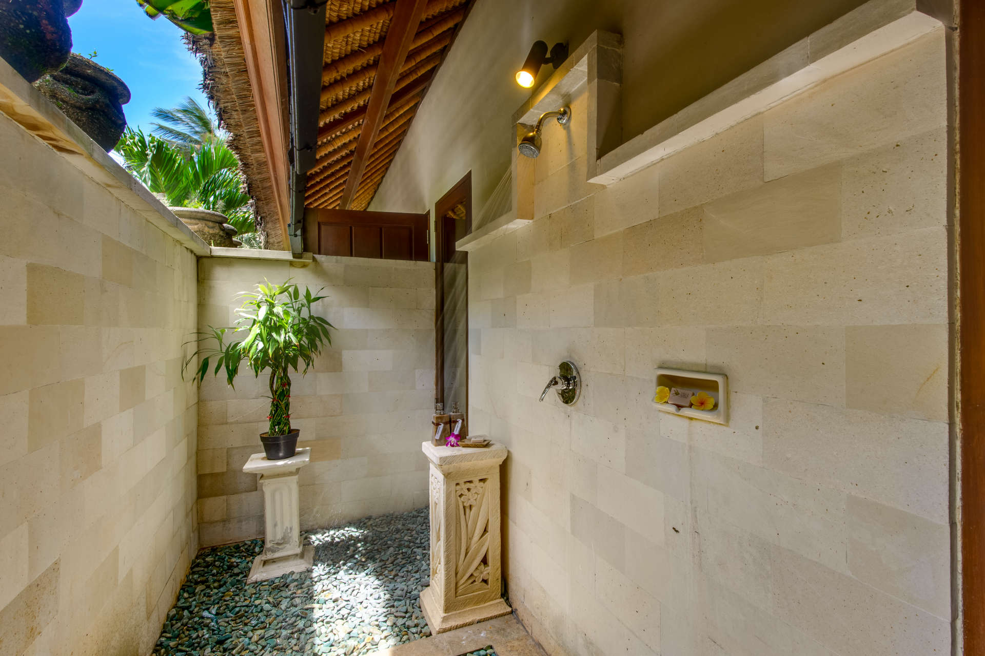 Najboljša počitniška vila s 5 zvezdicami v Candidasi z zasebnim bazenom in polnim osebjem, Villa Bali 2015