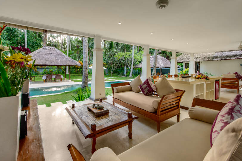 Najboljša počitniška vila s 5 zvezdicami v Candidasi z zasebnim bazenom in polnim osebjem, Villa Bali 2015