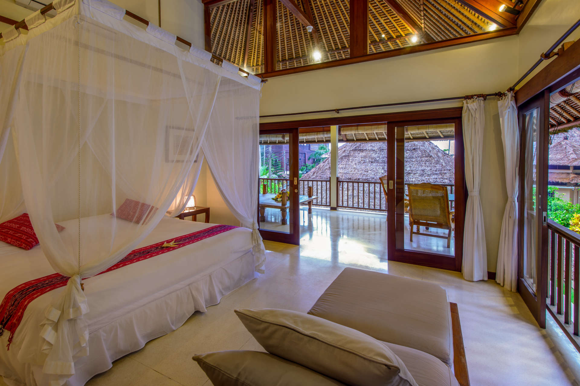 Najboljša počitniška vila s 5 zvezdicami v Candidasi z zasebnim bazenom in polnim osebjem, Villa Bali 2015