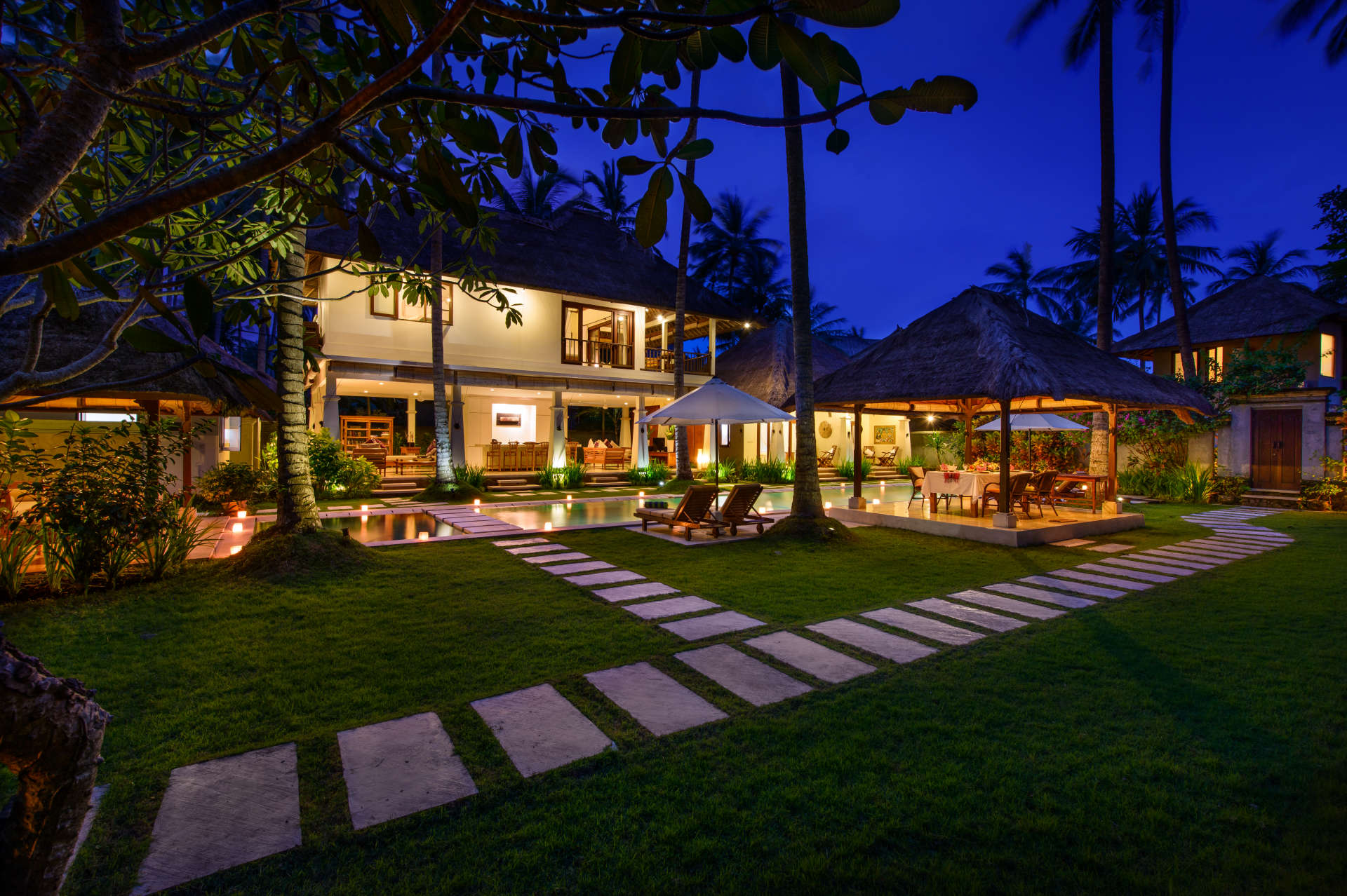 Najboljša počitniška vila s 5 zvezdicami v Candidasi z zasebnim bazenom in polnim osebjem, Villa Bali 2015