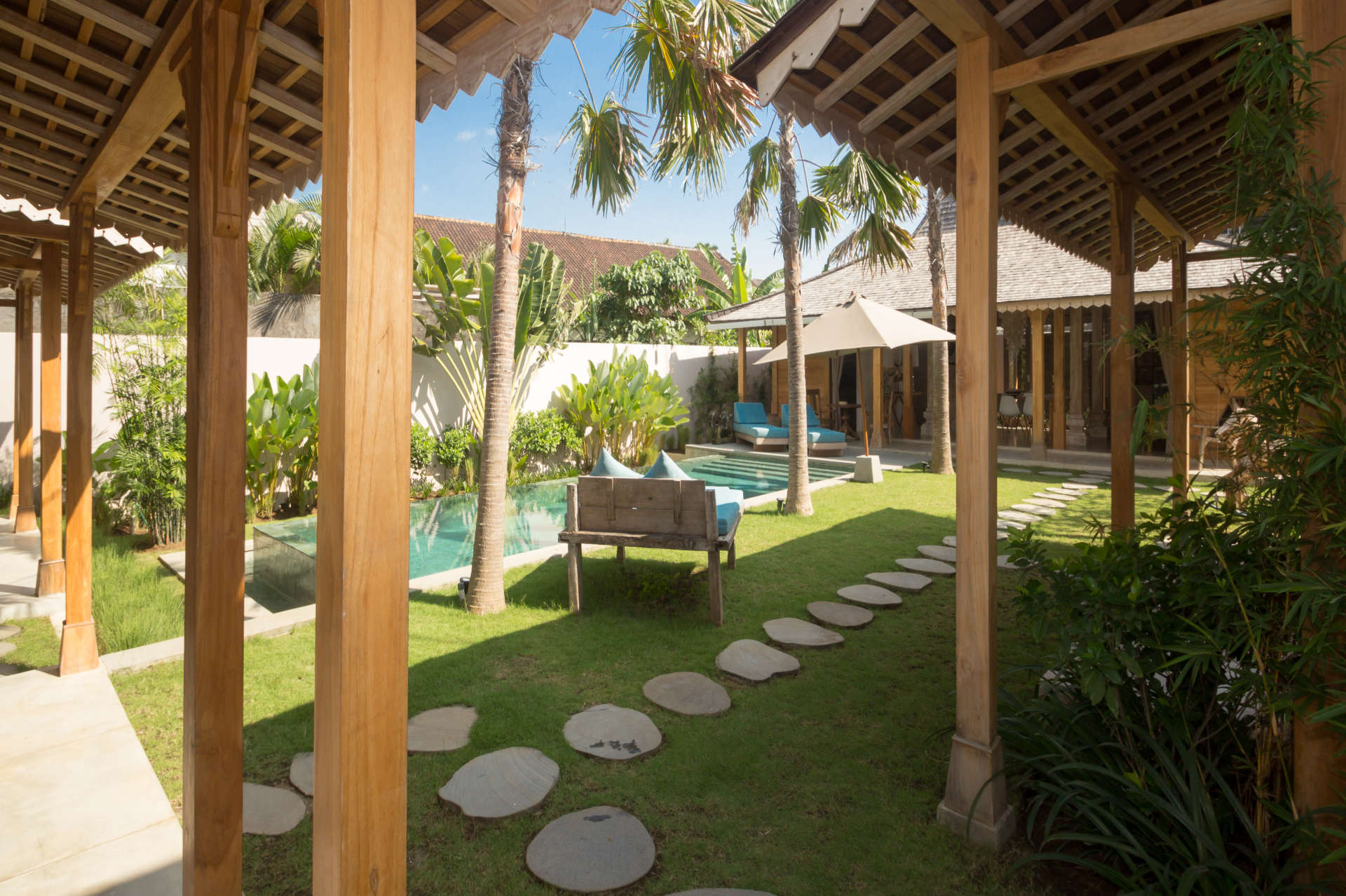 Popoln vodnik za najem vaše ekskluzivne počitniške vile v Kerobokanu z zasebnim bazenom in polnim osebjem, Villa Bali 2019