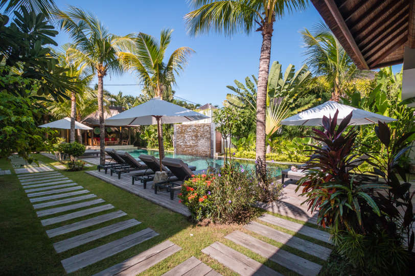 Kako najeti lastno zasebno luksuzno počitniško vilo v Seminyaku za manj kot osnovni hotel, Villa Bali 2040