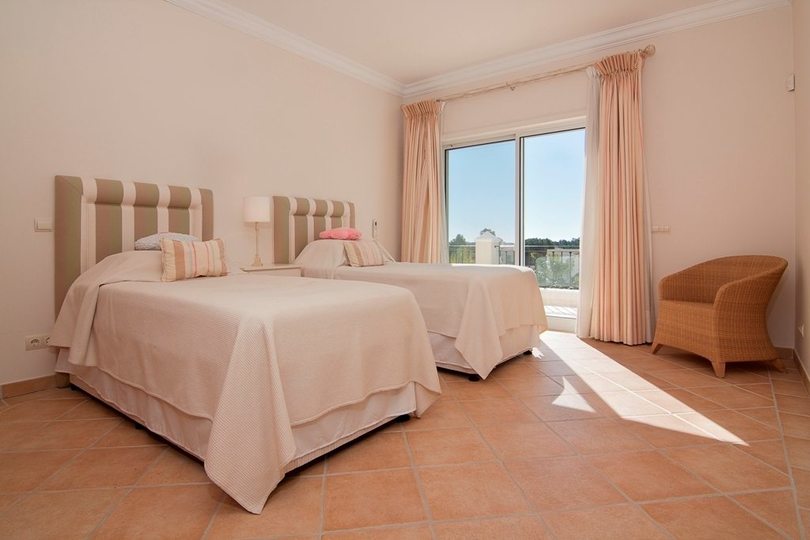 Predstavljajte si sprostitev ob zasebnem bazenu v vaši čudoviti vili v Vale Do Lobo, Faro Villa 1001