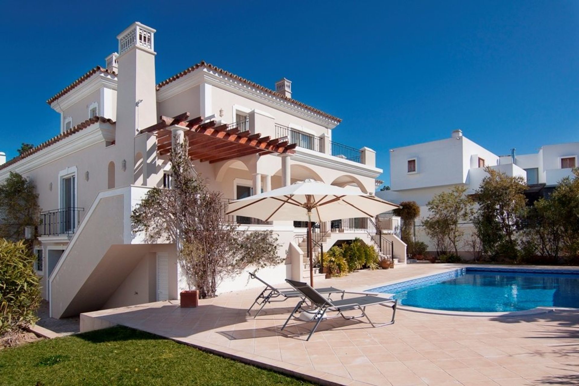Predstavljajte si sprostitev ob zasebnem bazenu v vaši čudoviti vili v Vale Do Lobo, Faro Villa 1001