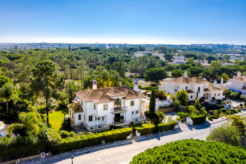 Vam in vaši družini bo všeč ta vila s 5 zvezdicami in zasebnim bazenom v letovišču Quinta do Lago, vila Algarve 1039
